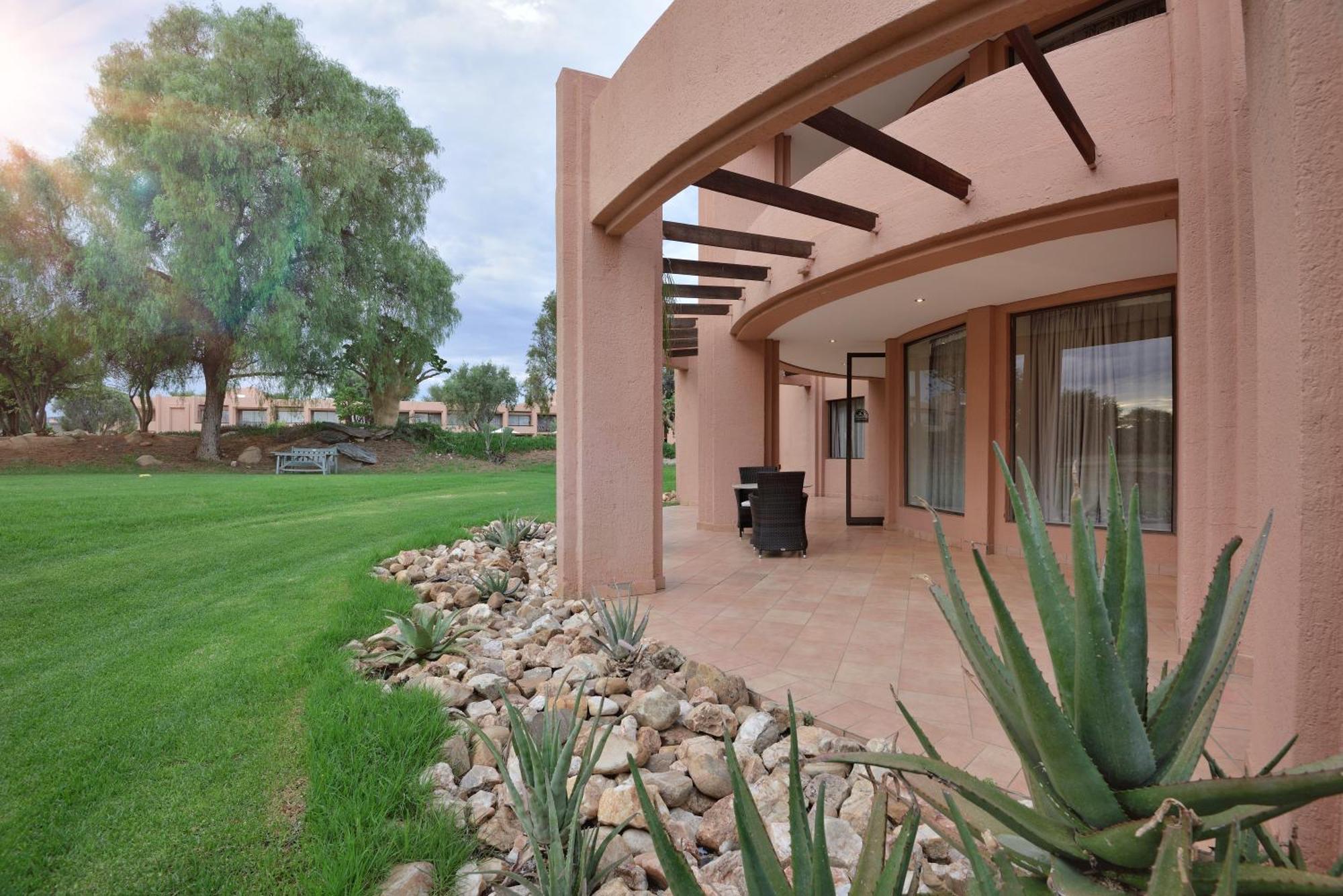 Windhoek Country Club Resort Екстериор снимка
