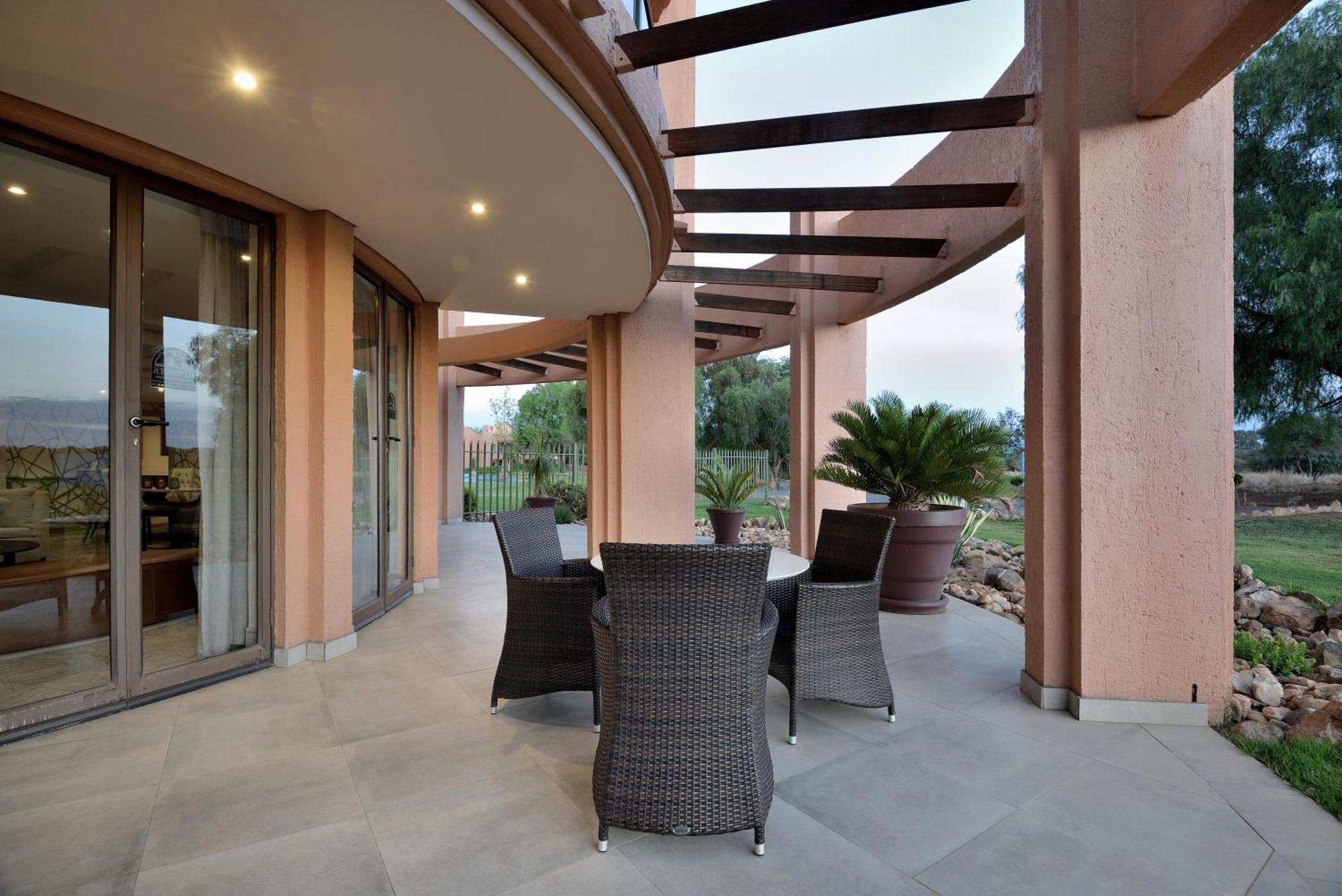 Windhoek Country Club Resort Екстериор снимка