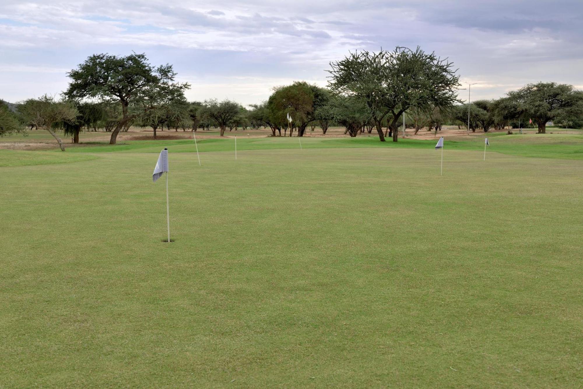 Windhoek Country Club Resort Екстериор снимка