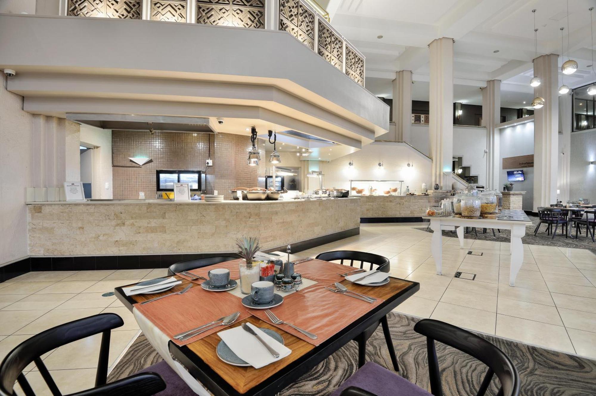 Windhoek Country Club Resort Екстериор снимка