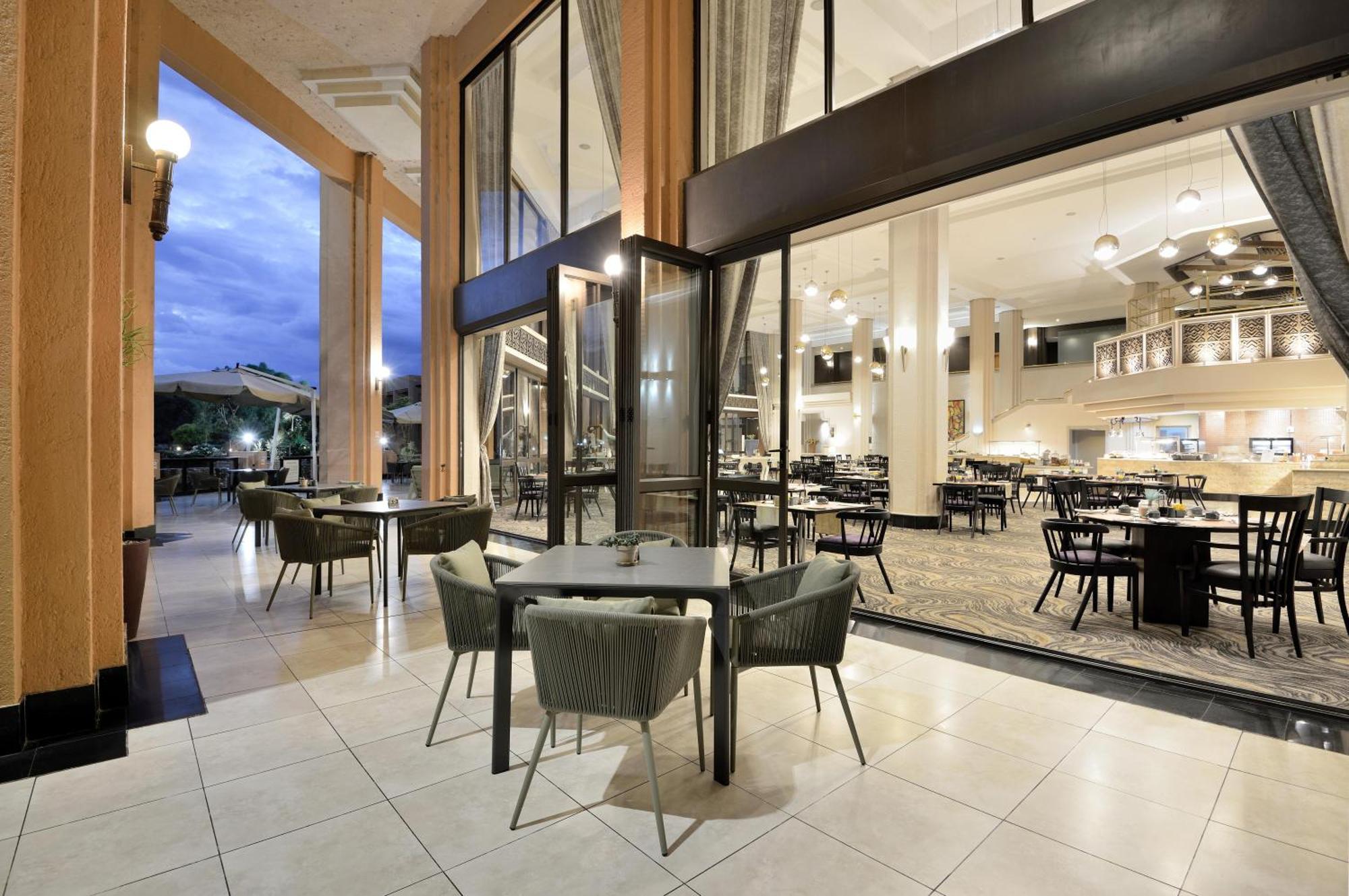 Windhoek Country Club Resort Екстериор снимка
