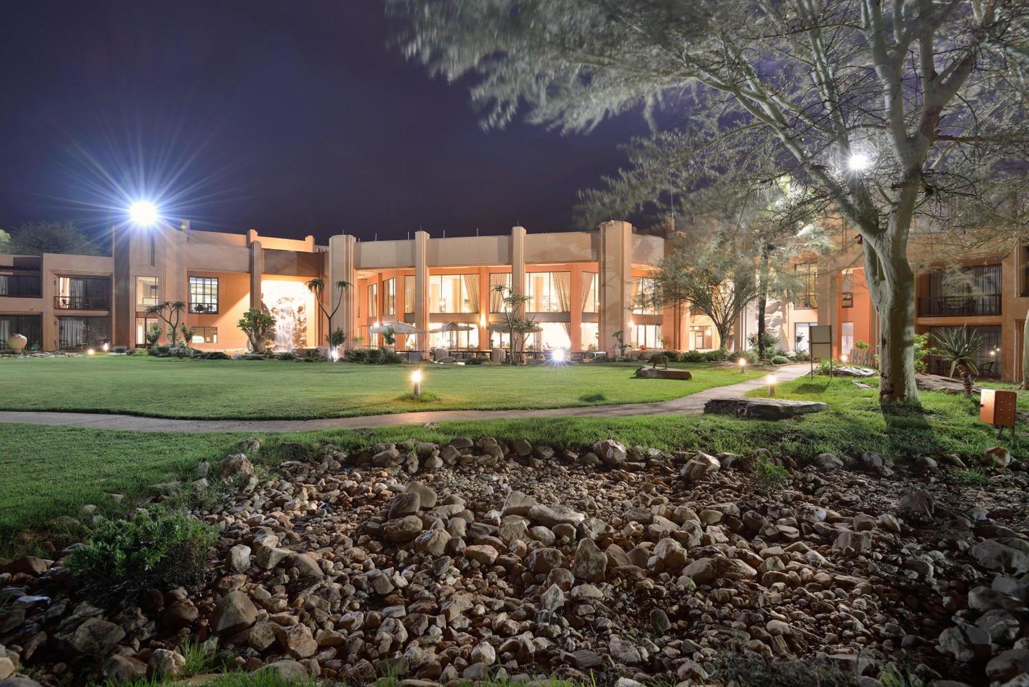 Windhoek Country Club Resort Екстериор снимка
