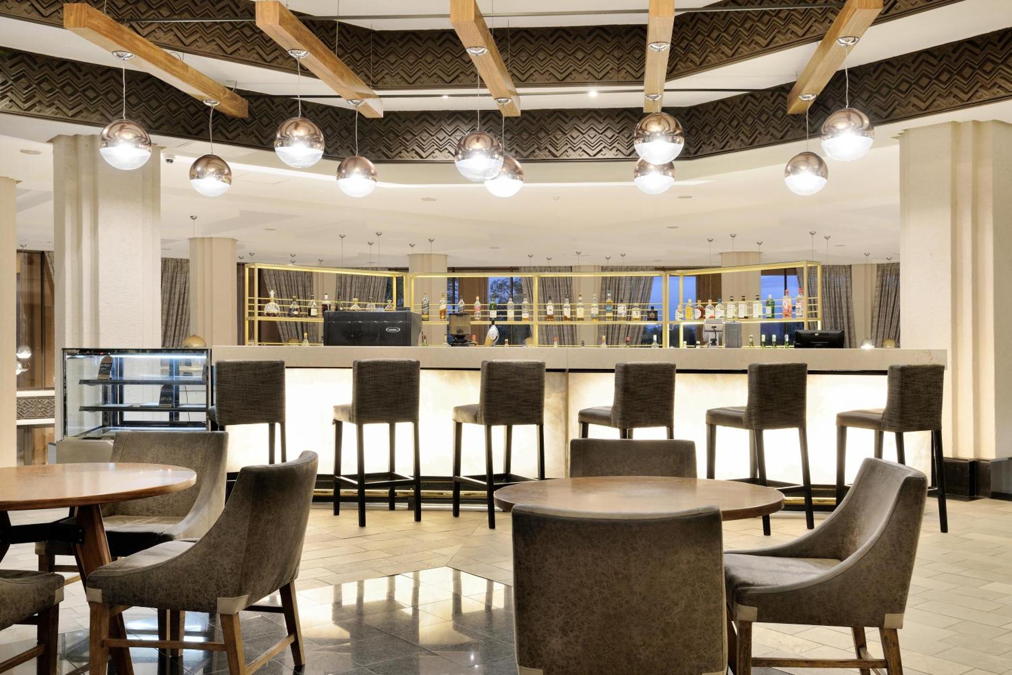 Windhoek Country Club Resort Екстериор снимка