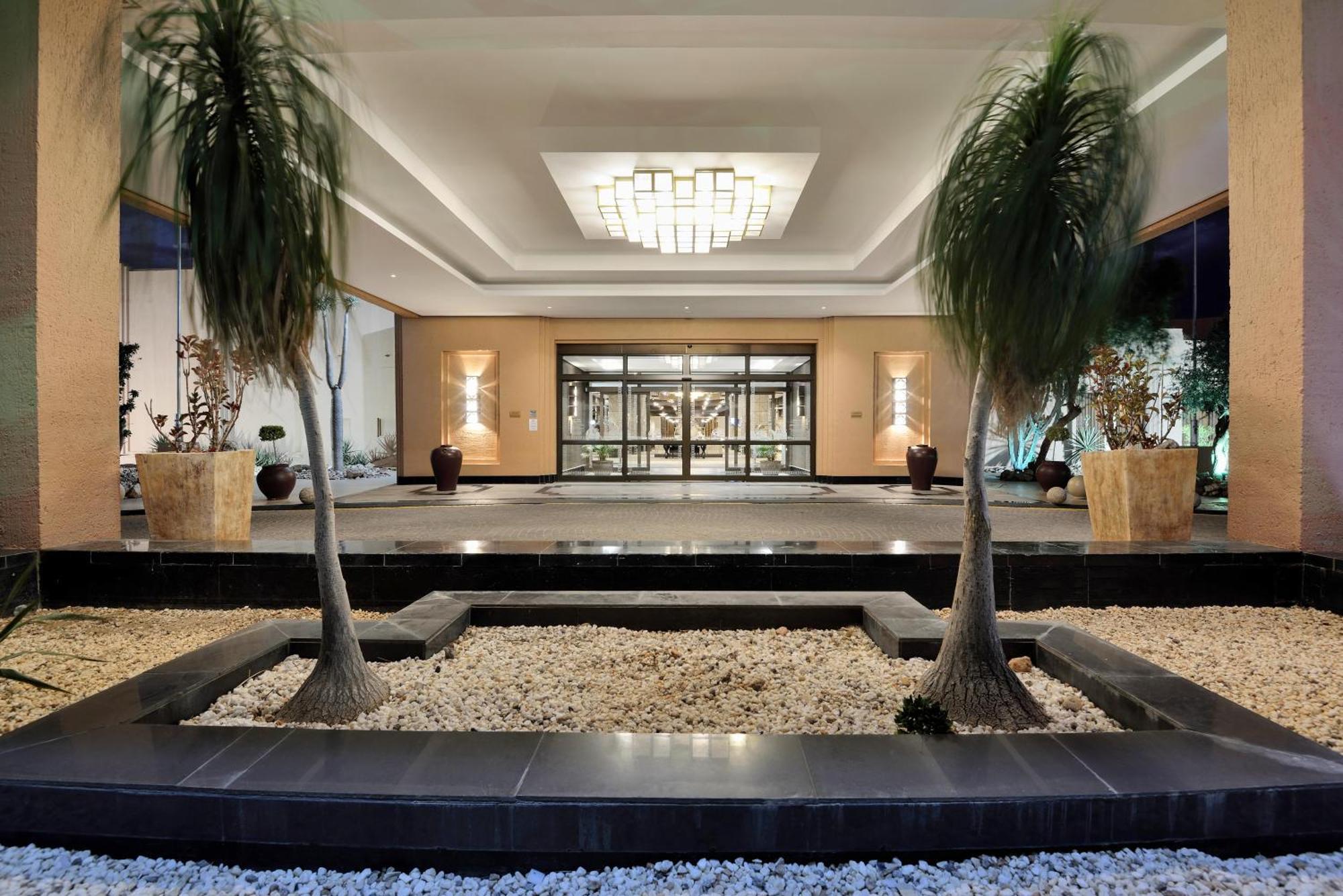 Windhoek Country Club Resort Екстериор снимка
