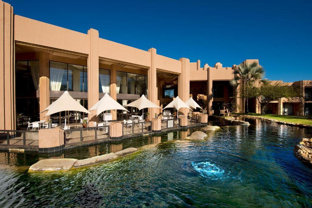 Windhoek Country Club Resort Екстериор снимка